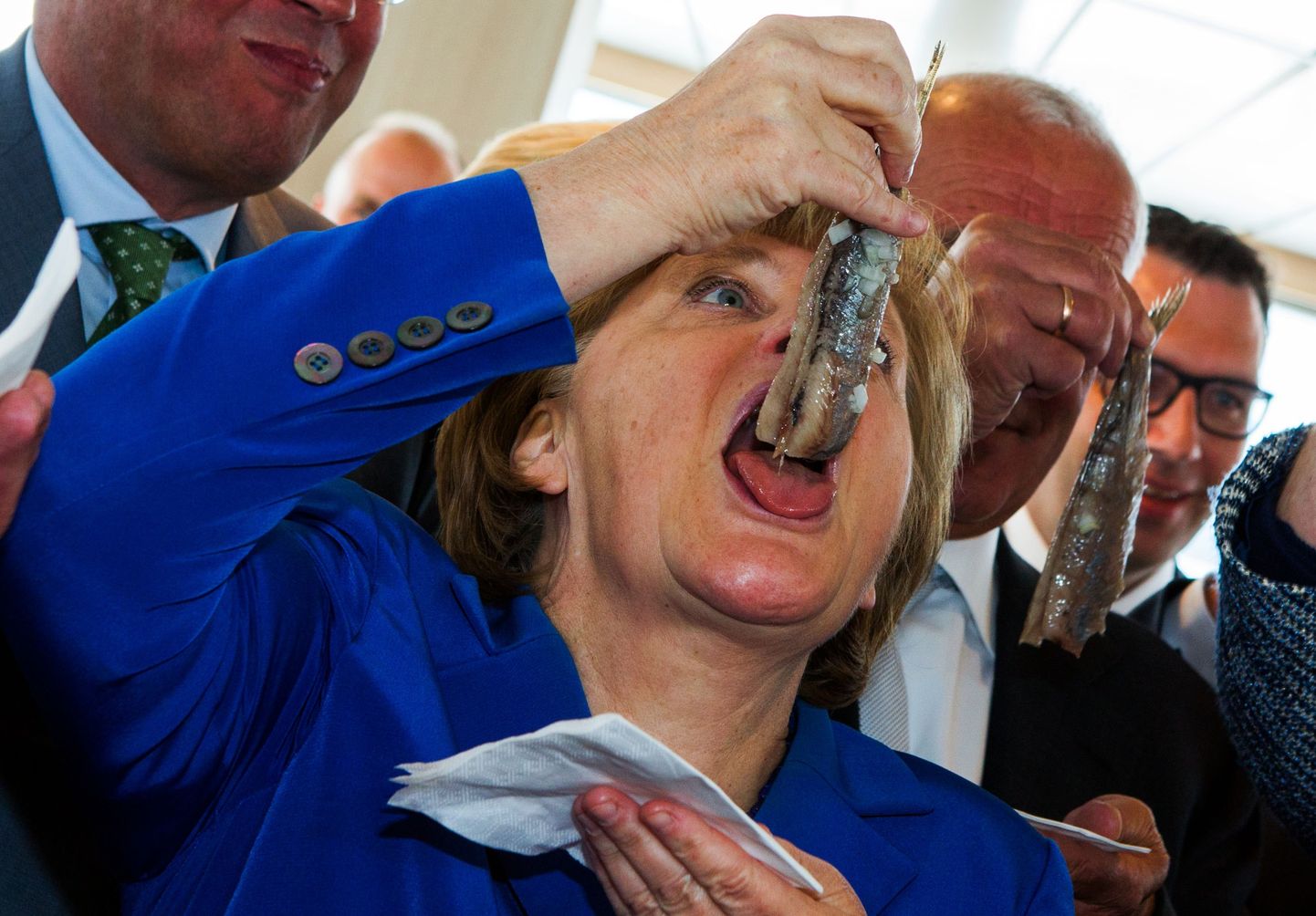 Saksa kantsler Angela Merkel 2015. aastal heeringat söömas.