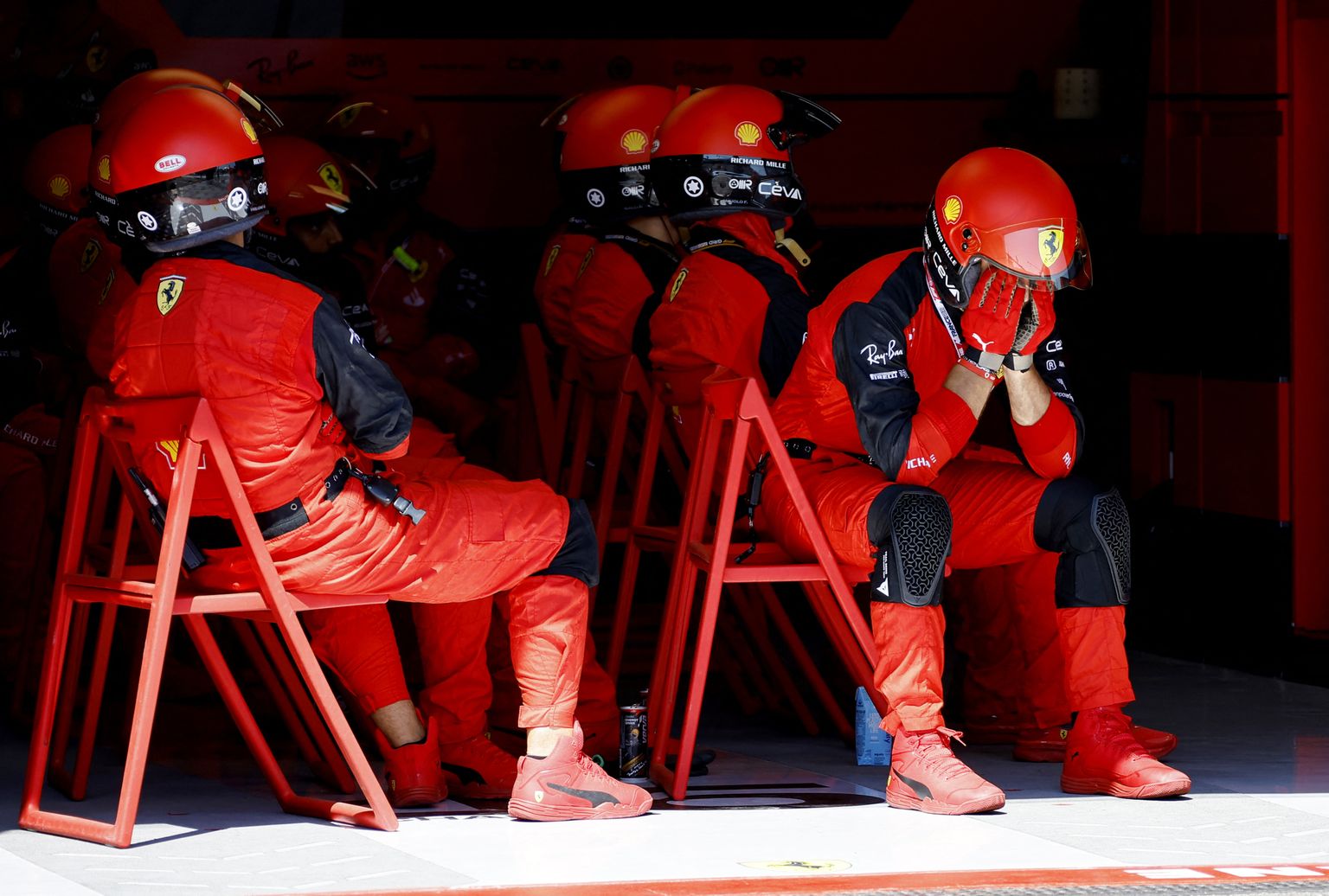 Ferrari kõikvõimalikud valed otsused pole tänavu ahastusse ajanud ainult fänne, vaid ka meeskonna enda liikmeid.