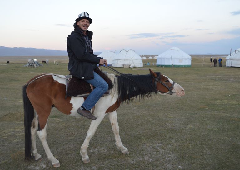 Anton proovib Kirgiisia mägedes kohaliku hobusega poodi minna.