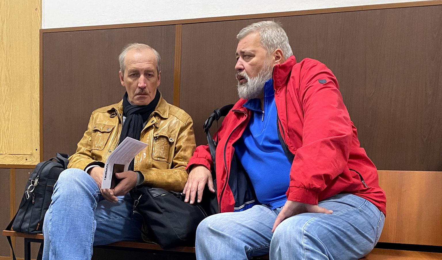 Novaja Gazeta asepeatoimetaja Sergei Sokolov (vasakul) ja peatoimetaja Dmitri Muratov (paremal) täna Moskva kohtus.