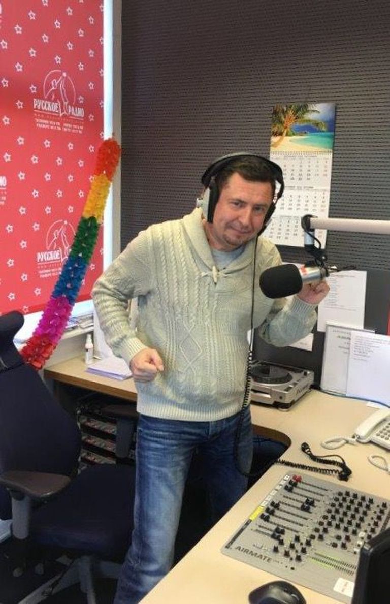 Владимир Бань за пультом в студии «Русского Радио»