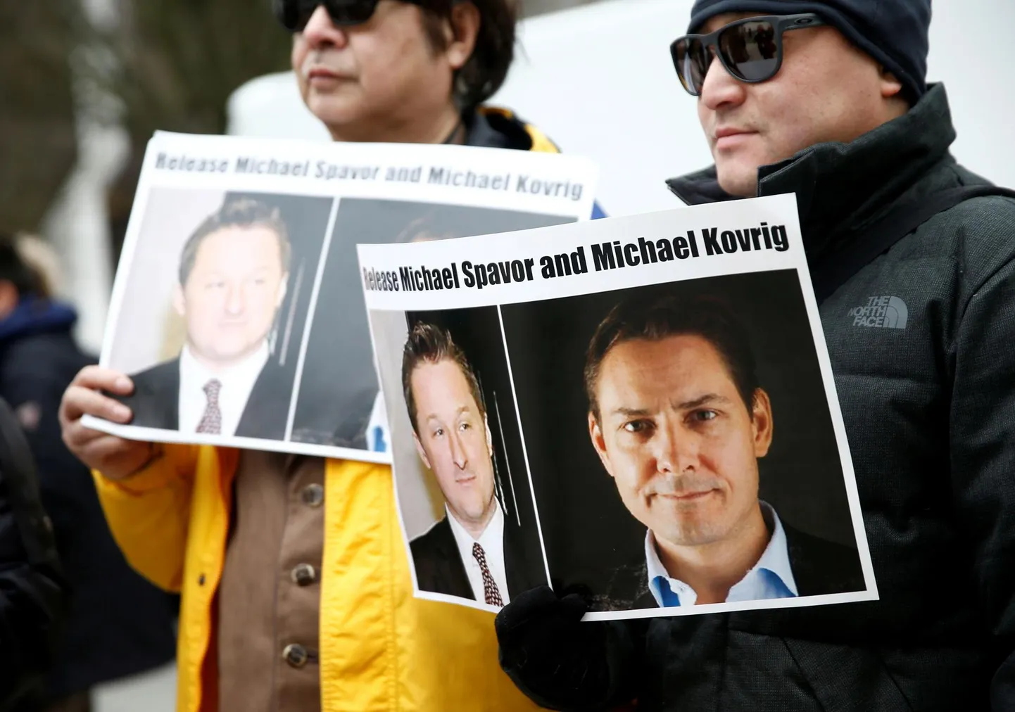 Meeleavaldajad postritega, mis kutsuvad Hiinat vabastama kanadalasi Michael Spavor ja Michael Kovrigit Vancouveris 2019. aastal.