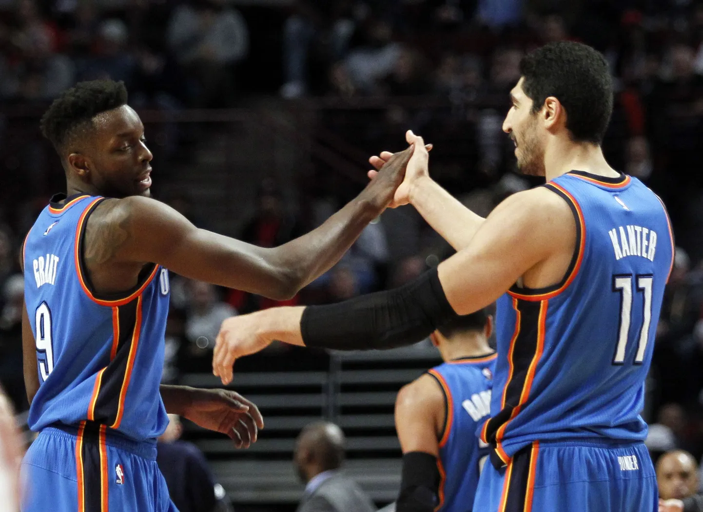 Enes Kanter (paremal) koos tiimikaaslase Jerami Grantiga.