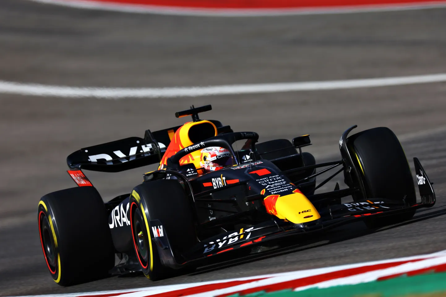 F-1 pilots Makss Verstapens pie "Red Bull" formulas stūres