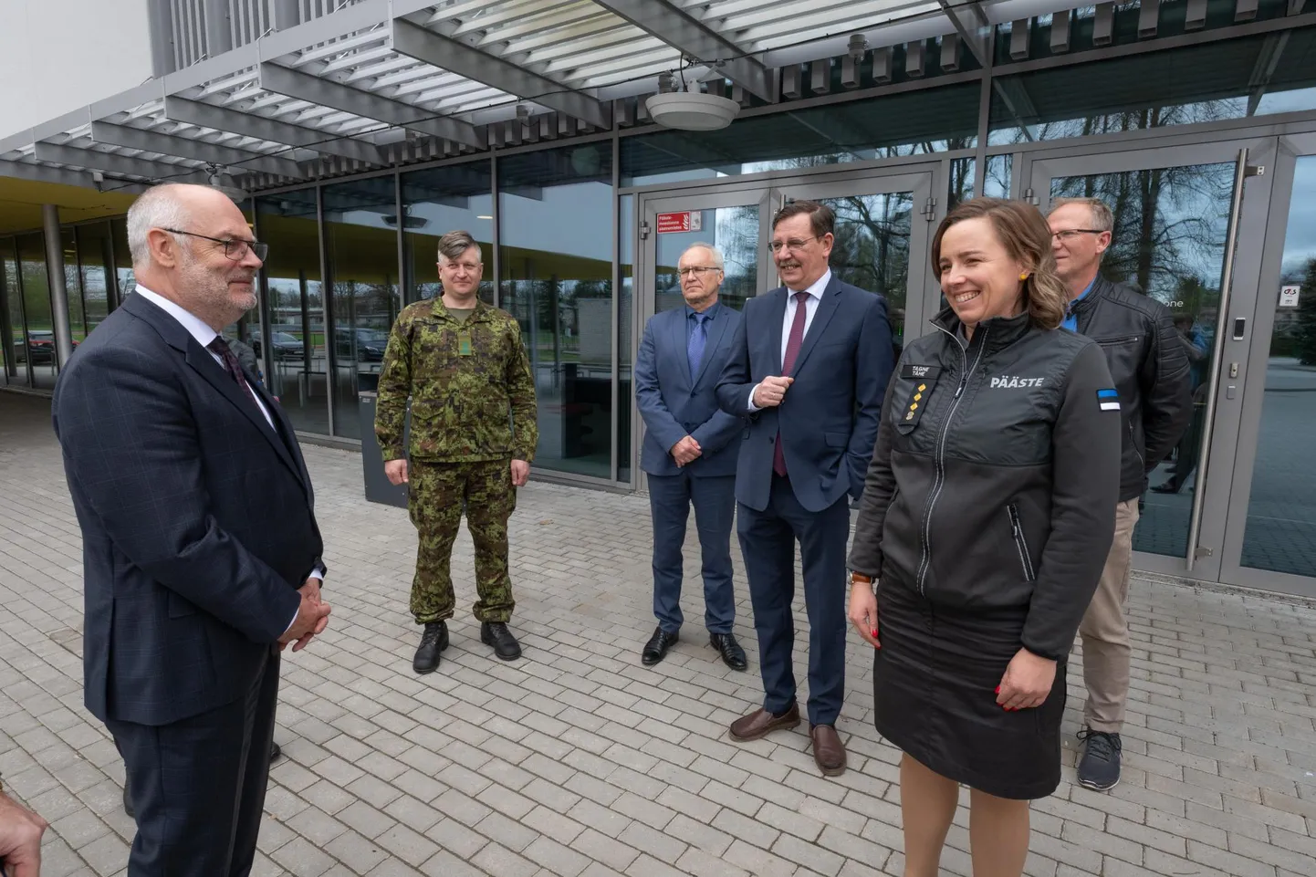 President Alar Karis vaatas teisipäeval Jõgeva kõige värskemat kerksuskeskust, mis on sisse seatud spordihoones. Teda võõrustasid Lõuna päästekeskuse juht (paremalt) Tagne Tähe, spordihoone juht Hanno Koll, Jõgeva vallavanem Taavi Aas, Jõgeva abivallavanem Sulev Schasmin ning kaitseliidu Jõgeva maleva pealik Tõnis Metjer.