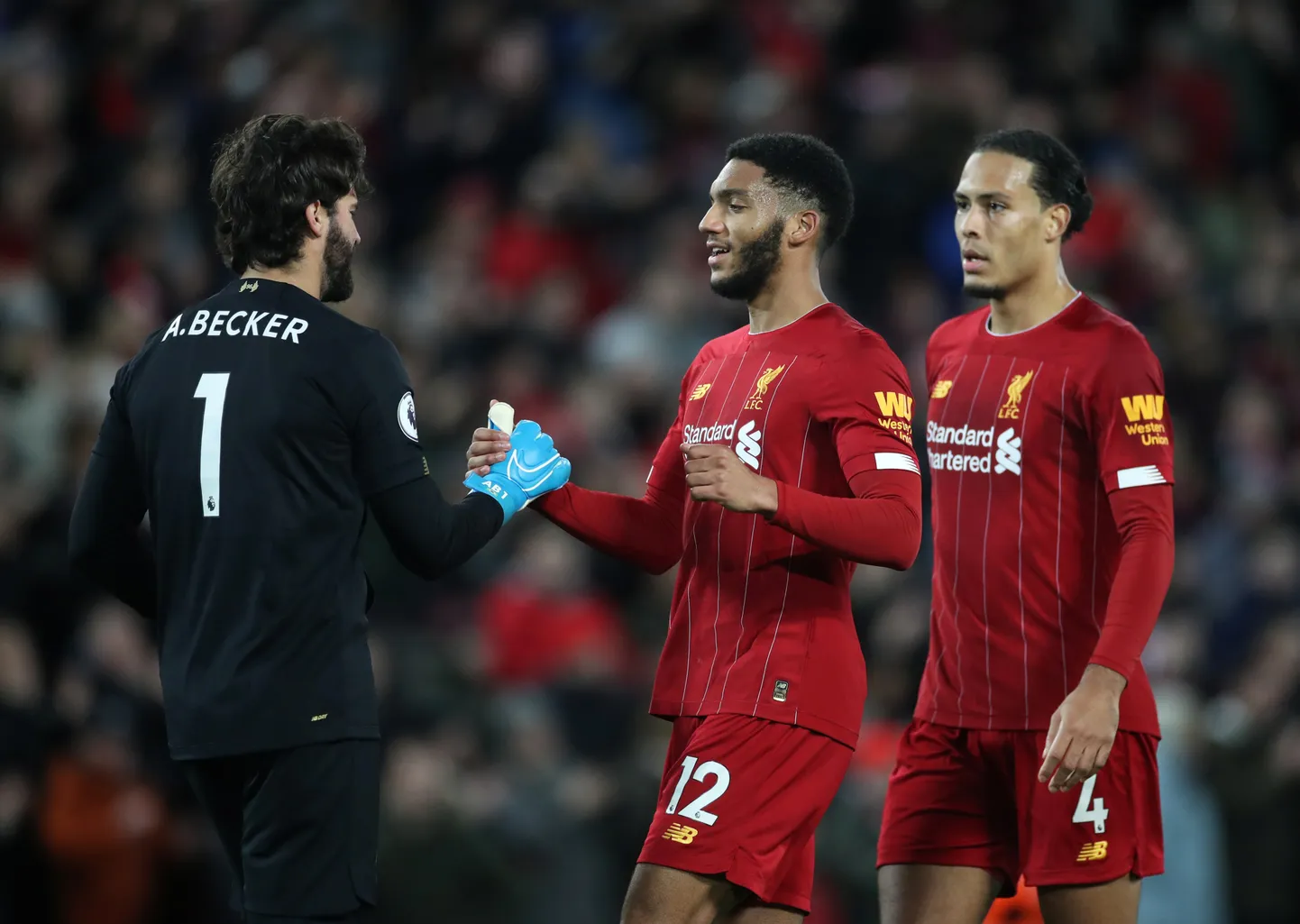 Liverpooli mängijad Alisson Becker (vasakul), Joe Gomez (keskel) ja Virgil van Dijk.