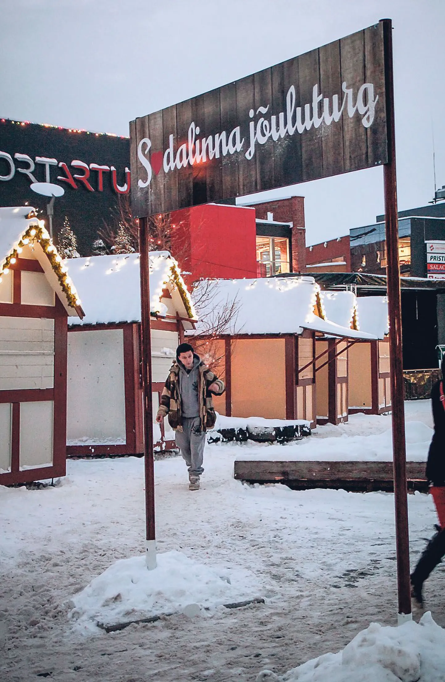 Martensi väljakul rõõmustavad silma jõululaada tuledega ehitud majakesed.
