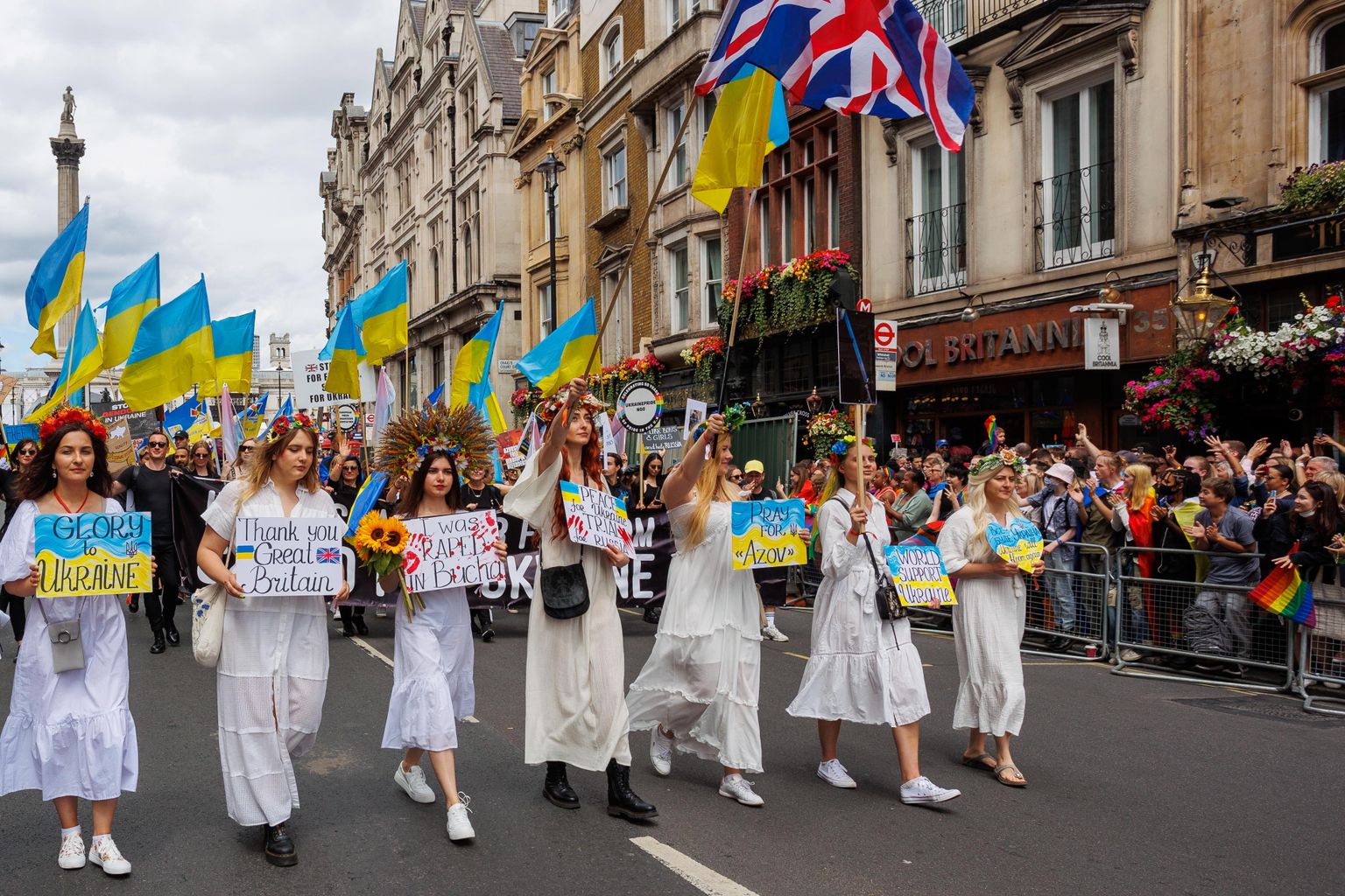 Ukrainlased osalemas London Pride 2022 rongkäigul.