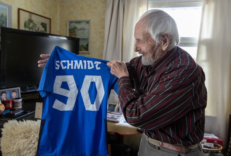 Mullu sügisel sai Jüri Schmidt 90 aasta juubelil oma endiselt õpilaselt Maarja Saulepilt, kes kuulub Eesti naiste jalgpallikoondisesse, kingiks koondise särgi, kus kirjas nimi Schmidt.