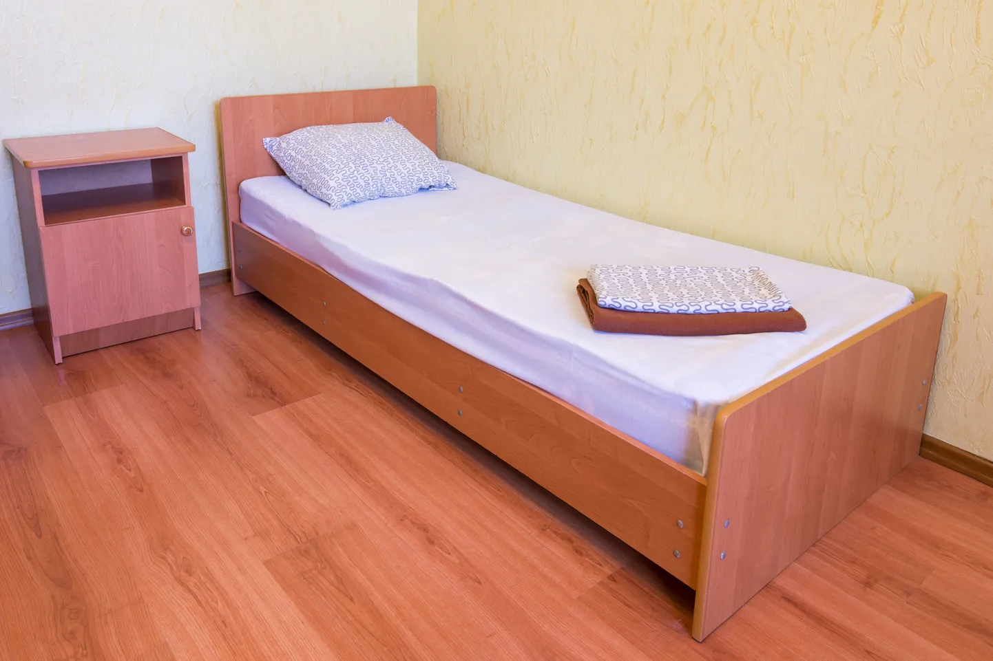 Tüüpiliselt on ühikatoas voodi, kapp ja kööginurk, kõik muu vajaminev kraam tuleb ise soetada või kaasa võtta.