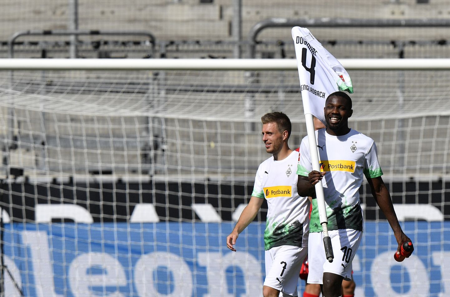 Menhengladbahas "Borussia" futbolisti priecājas par vārtu guvumu.