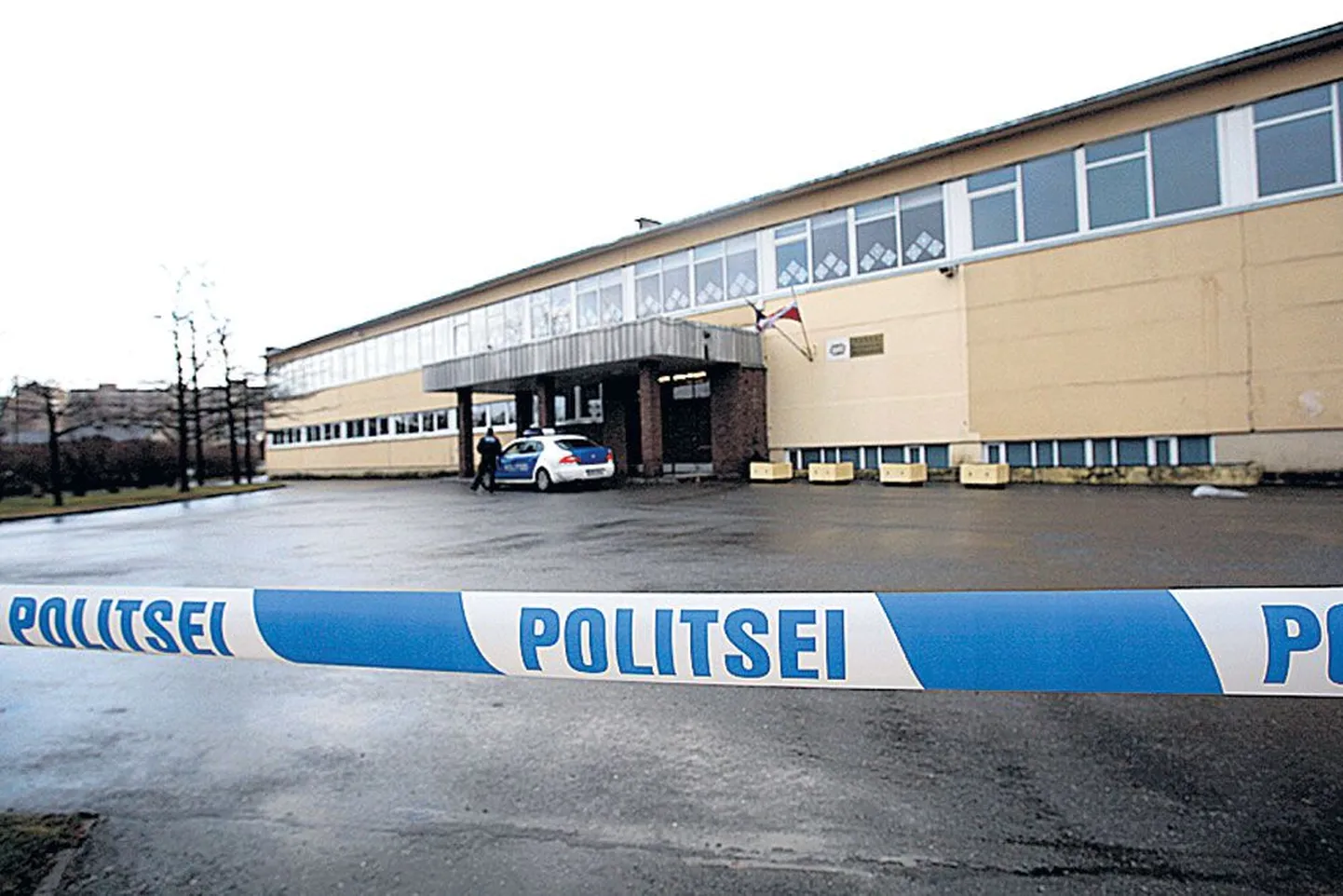 Politseilintidega piiratud koolimajad on jõudnud ka meie linnapilti, pildil Tartu kommertsgümnaasium kolmapäeval.