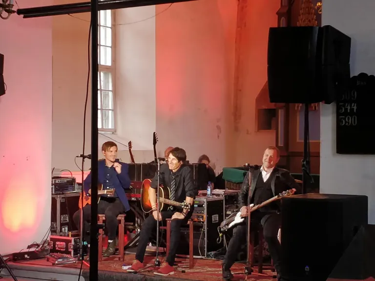 Ansambel Smilers andis eile õhtul Viru-Jaagupi kirikus võimsa kontserdi.