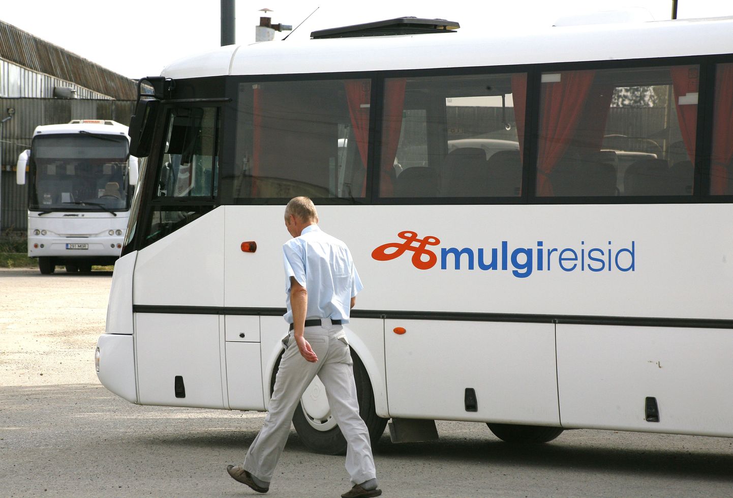 Lavassaare liinil teenindab transpordiettevõte AS Mulgi Reisid.
