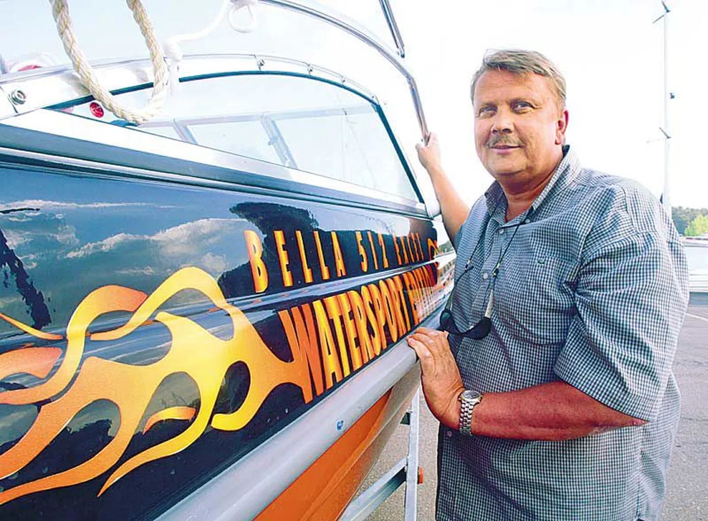Sulev Paakspuu firma BellMarine toodab noortekaatreid, kus on peal maalingud ning sees punased istmed ja stereosüsteem, mis paneb värisema kogu sadama.