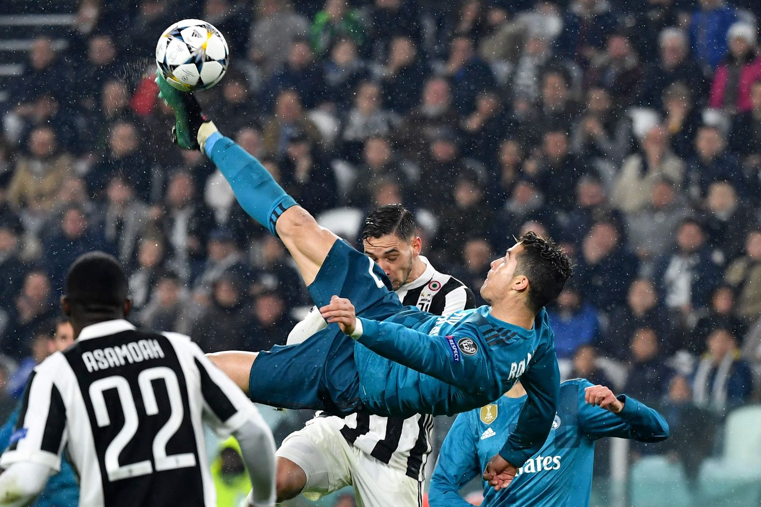 Cristiano Ronaldo näeb palli, astub paar sammu ettepoole, paneb jalad paika ja kui mänguvahend just õige kohas, kerkib õhku. Sünnib värav, mis jääb igaveseks jalgpallisõprade meelile ja keelile.
