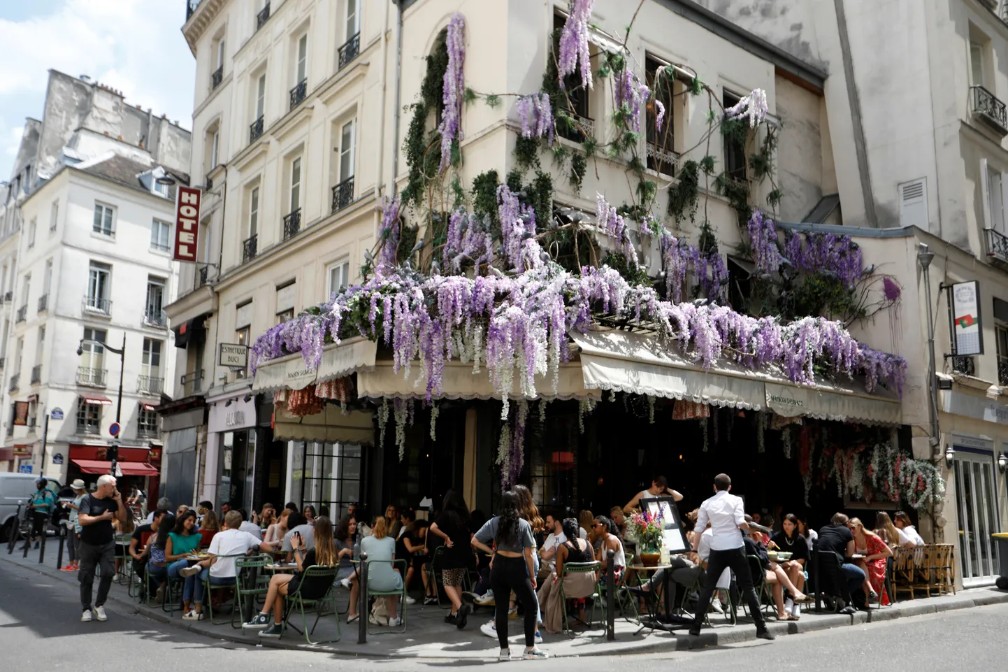 Pariisi kohvikud on uuesti külastajaid täis.