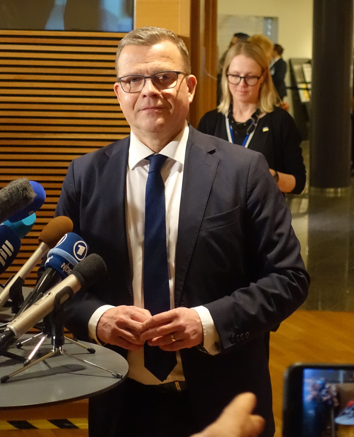 Koonderakonna esimees Petteri Orpo ajakirjanike ees.