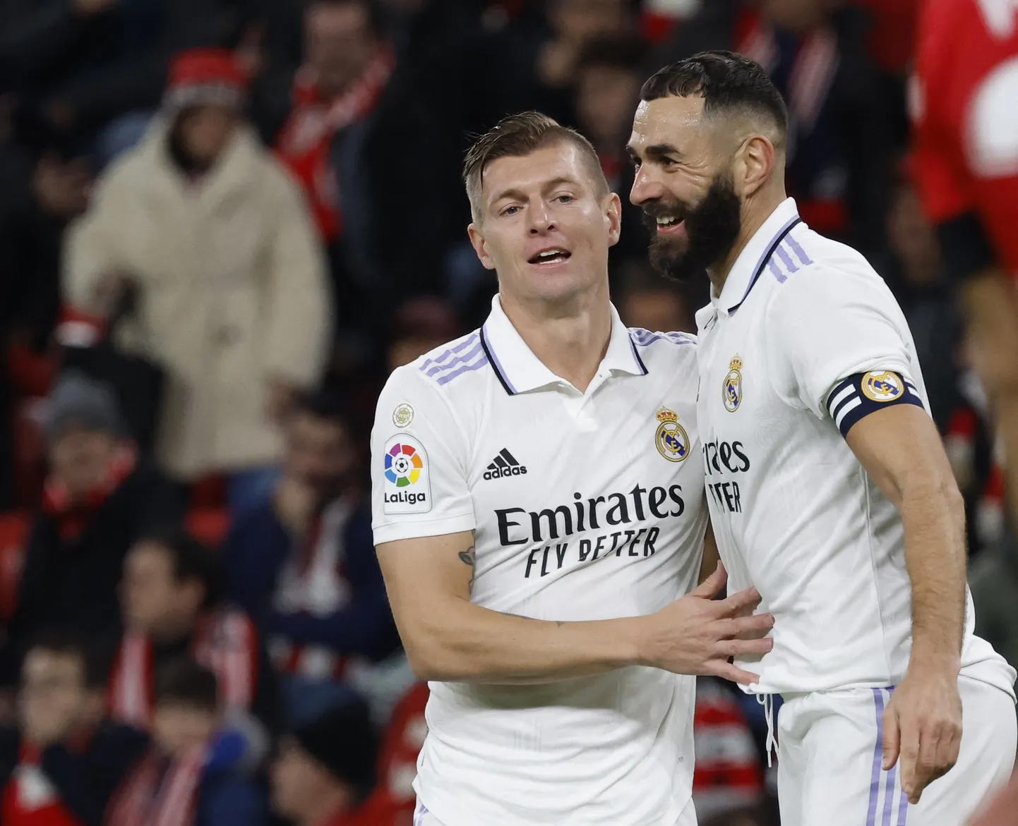 Toni Kroos (vasakul) ja Karim Benzema kuulusid aasta alguses veel mõlemad Madridi Reali. Nüüd on viimane neist liitunud Saudi Araabia klubiga Al-Ittihad. Kroos väljendas oma vastuseisu, et nii palju Euroopa mängijad liitub Lähis-Ida klubidega, kuid eriti kurjaks muutus ta, et aina rohkem väravatakse noormängijaid.