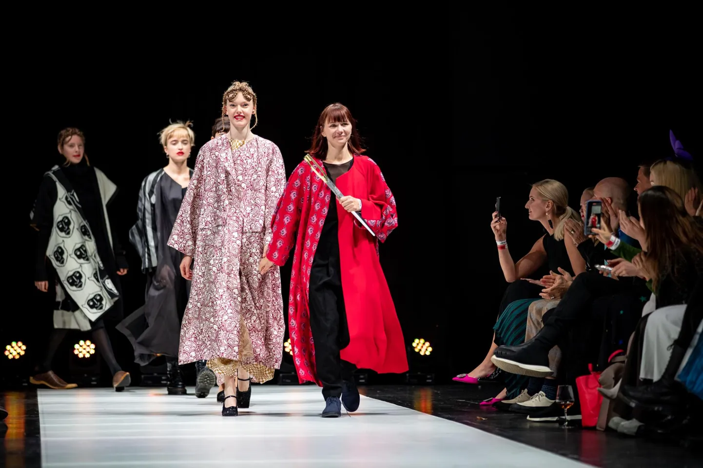 Hiljuti Tallinn Fashion Weeki avaüritusel oma viieaastase silmapaistva töö eest Kuldnõela pälvinud moekunstnikule Triinu Pungitsale meeldib väga Jaapani kultuur ja riietumisstiil. Endale valib ta rõivaid selle järgi, mis silma hakkab. «Ma ei otsi kellegi nime riideesemelt, vaid kannan seda, mis mulle meeldib,» ütles ta.