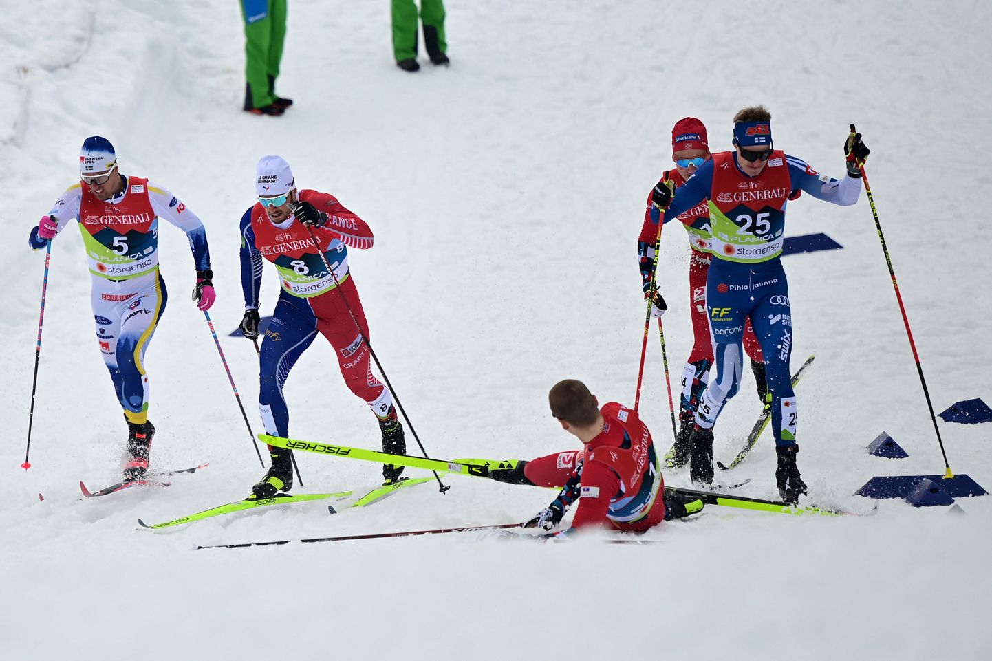 Erik Valnes (paremal) kukkus täpselt Ville Ahoneni (nr 25) ees.