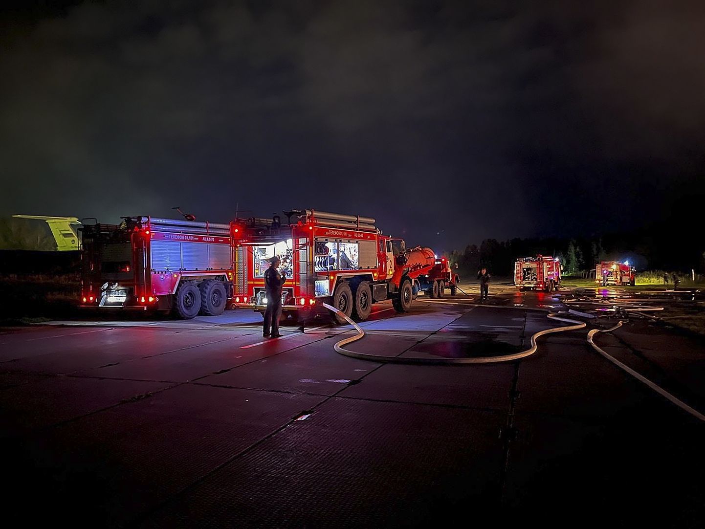 Tuletõrjeautod pärast rünnakut Pihlva lennuväljal.