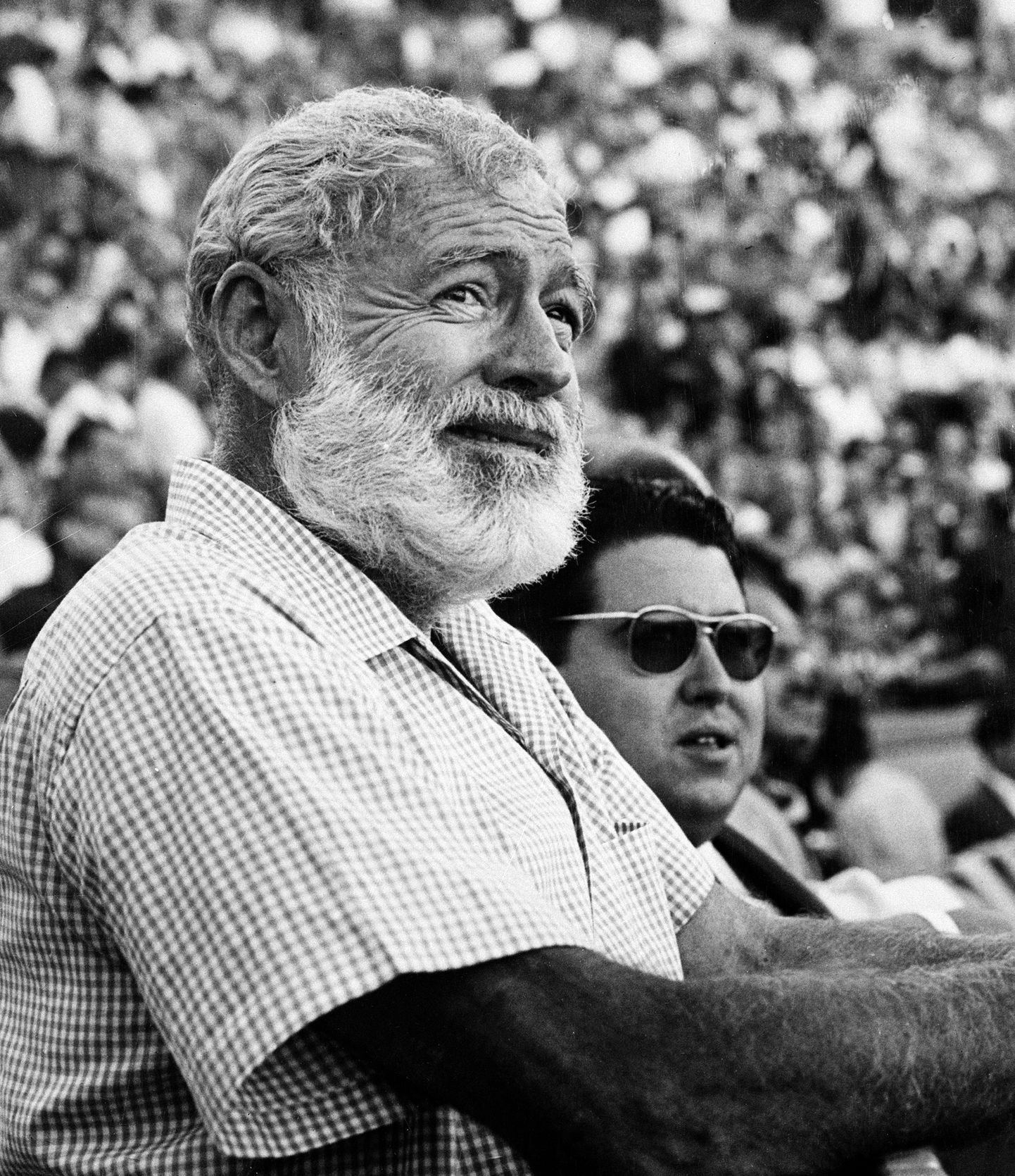 Ernest Hemingway Hispaanias härjavõitlust vaatamas.