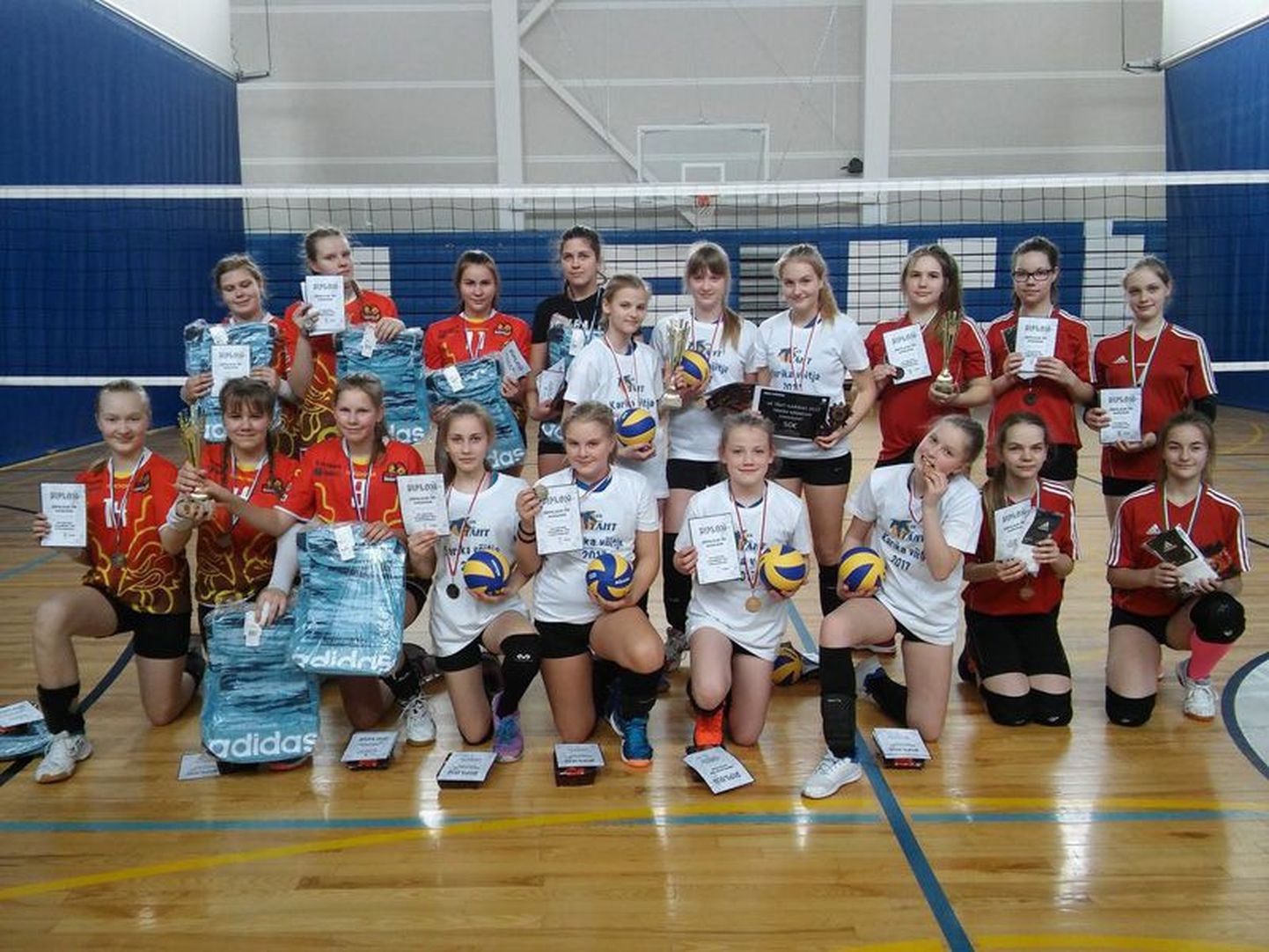 Rakvere spordikooli U14 võrkpallipiigad (valges) võitsid Tähe karikal esikoha.