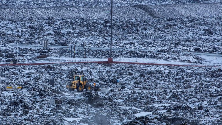 Дамбы-заграждения от лавы при помощи тяжелой техники построили и возле геотермальной электростанции Свартсенги недалеко от Гриндавика