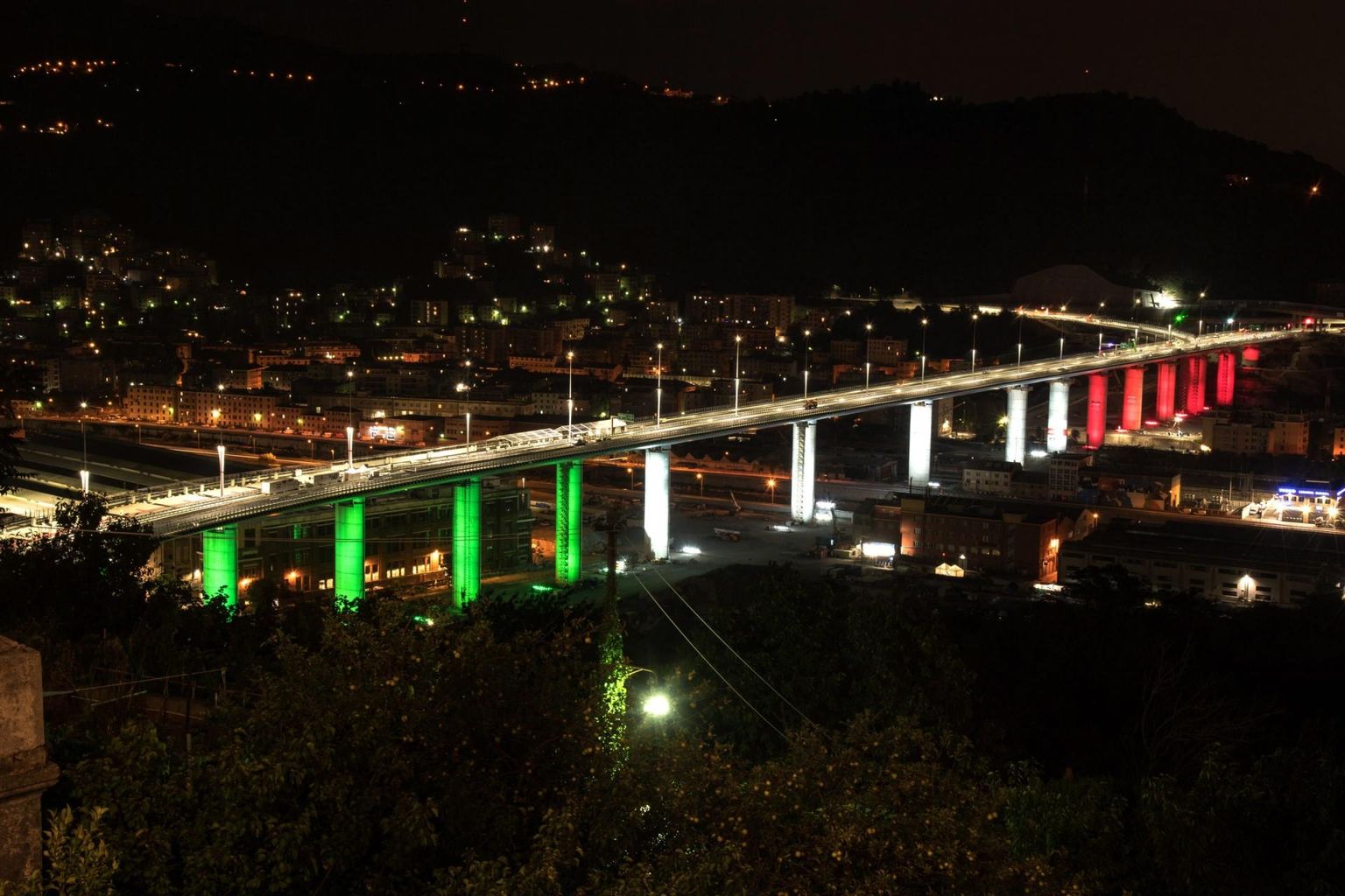 Itaalia lipuvärvides uus San Giorgio sild Genovas.
 