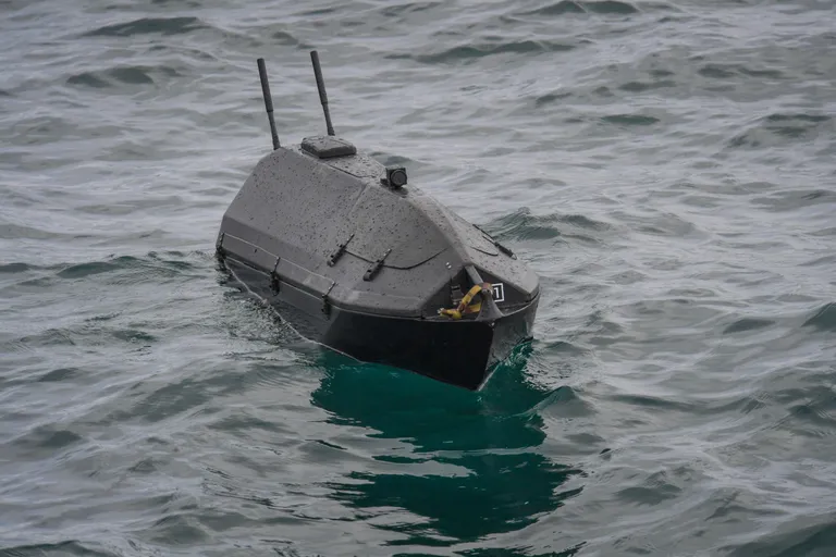 USA Vaikse ookeani laevastiku õppusel Sand Diegi lähedal tegutses mehitamata süsteem ADARO koos Independence klassi laevaga USS Oakland . USA merevägi loodab ADARO-t kasutada seire ja luure (ISR) ulatuse laiendamiseks.