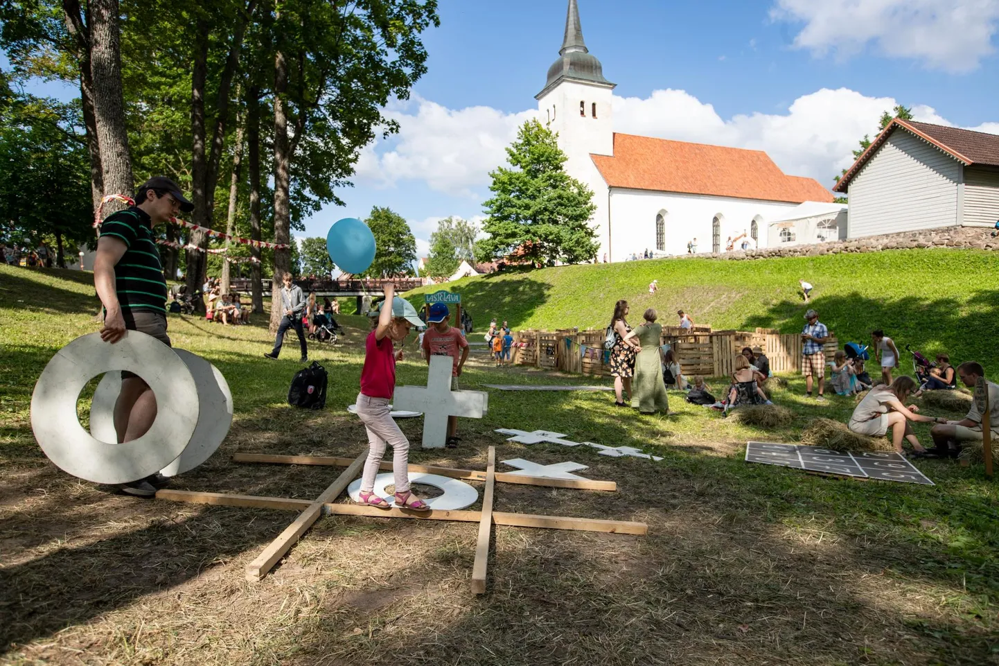 Folgi lastealale on vanematel võimalik võsukesed mängima viia. Nende järele valvavad lapsevanemad ise.