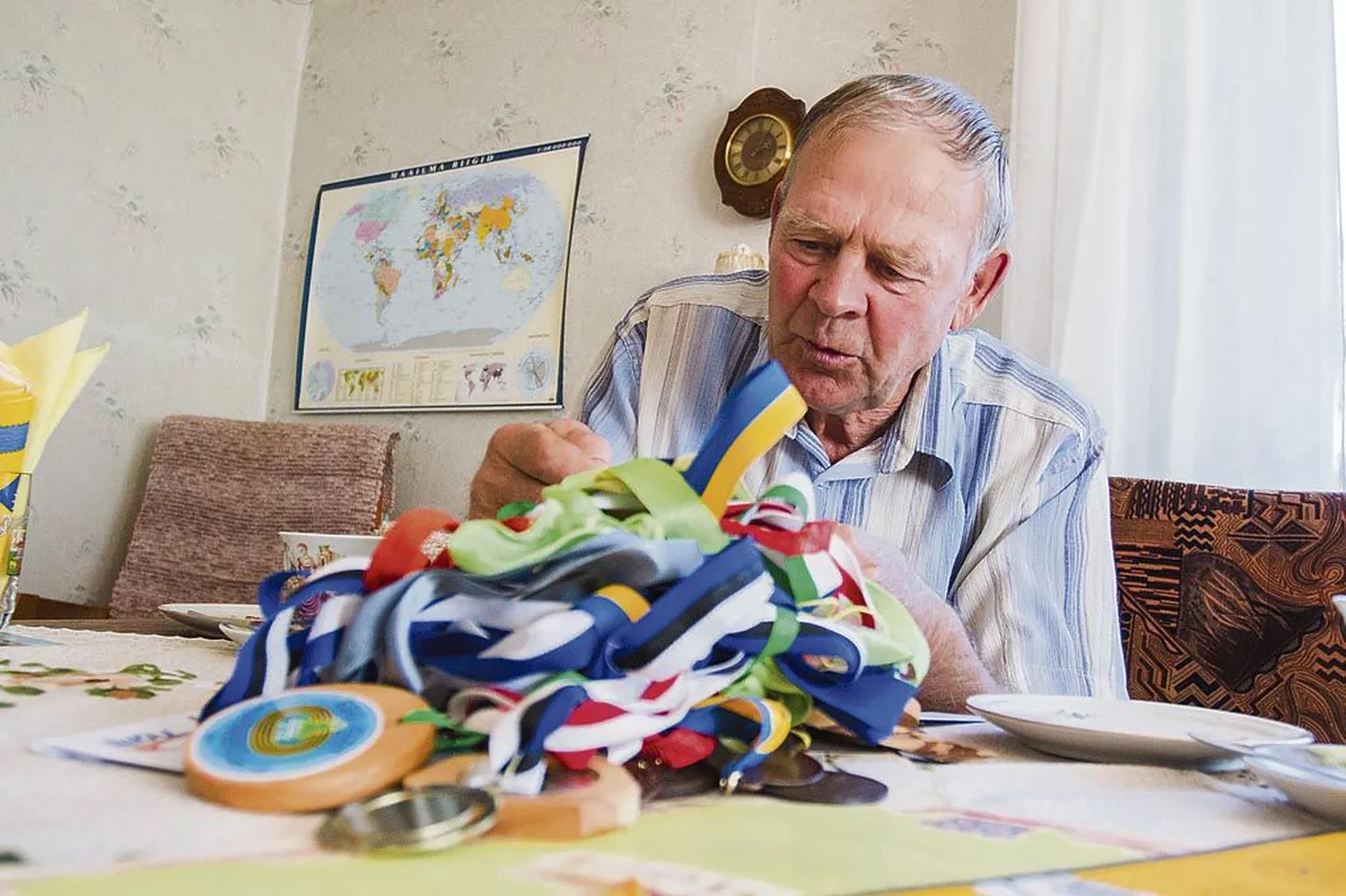 “Võistlustelt olen saanud 35 medalit,” näitab Kangru talu spordiveteranist peremees Peeter Kangruoja spordiga teenitud saaki.