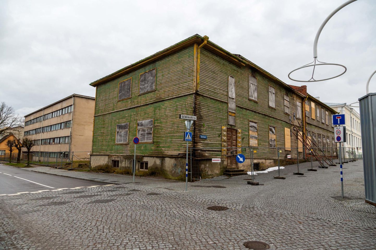 Võru linnas Seminari ja Lydia Koidula tänava ristmikul on mahajäetud majad, mille asemele võivad kerkida uued elamud.
