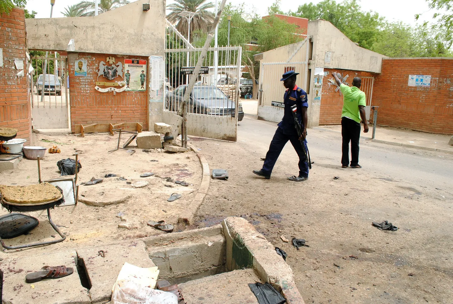 Maiduguri korrakaitsjad pärast plahvatust sündmuskohal.