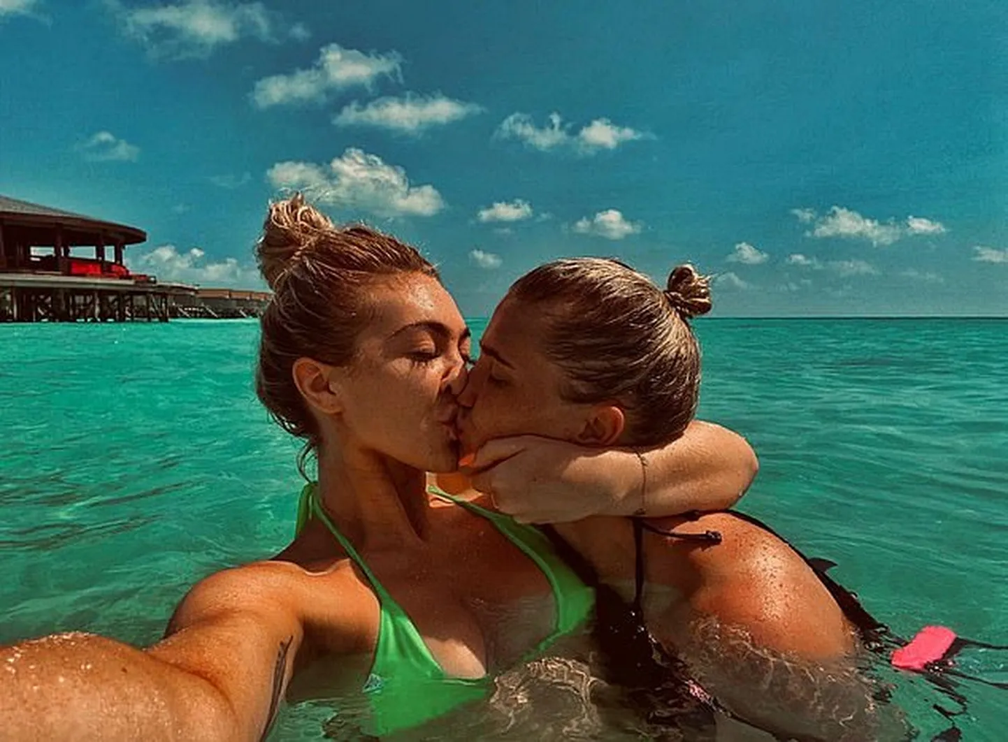 April Hunter (paremal) suudles Maldiividel sõbrannat ja riskis vanglakaristusega.