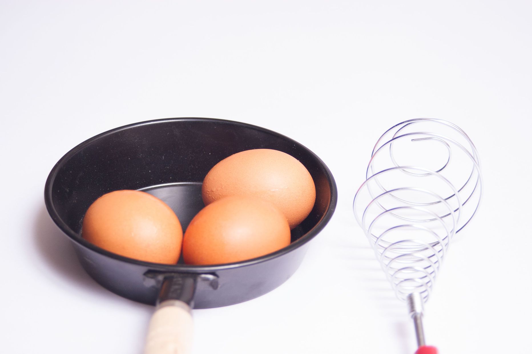 Kuna munadest omleti tegemine on aja- ja töömahukas, siis kasutatakse suurköökides munade asemel spetsiaalset omletisegu.