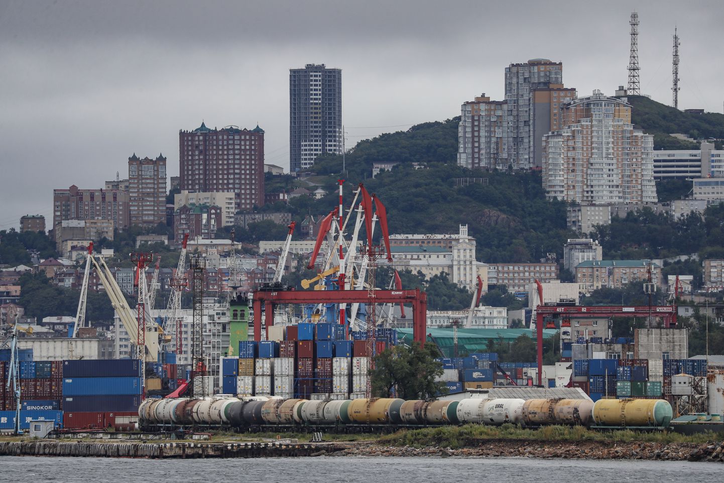 Kaubakonteinerid Vaikse ookeani ääres asuvas Vladivostoki sadamas.