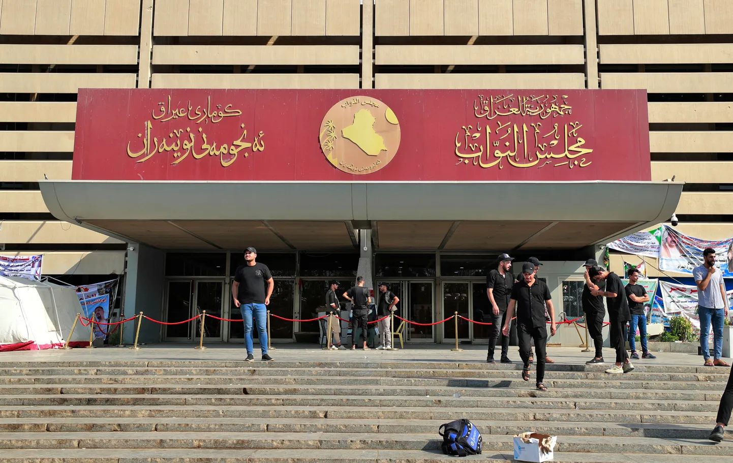 Meeleavaldajad Iraagi parlamendi ees Bagdadis.