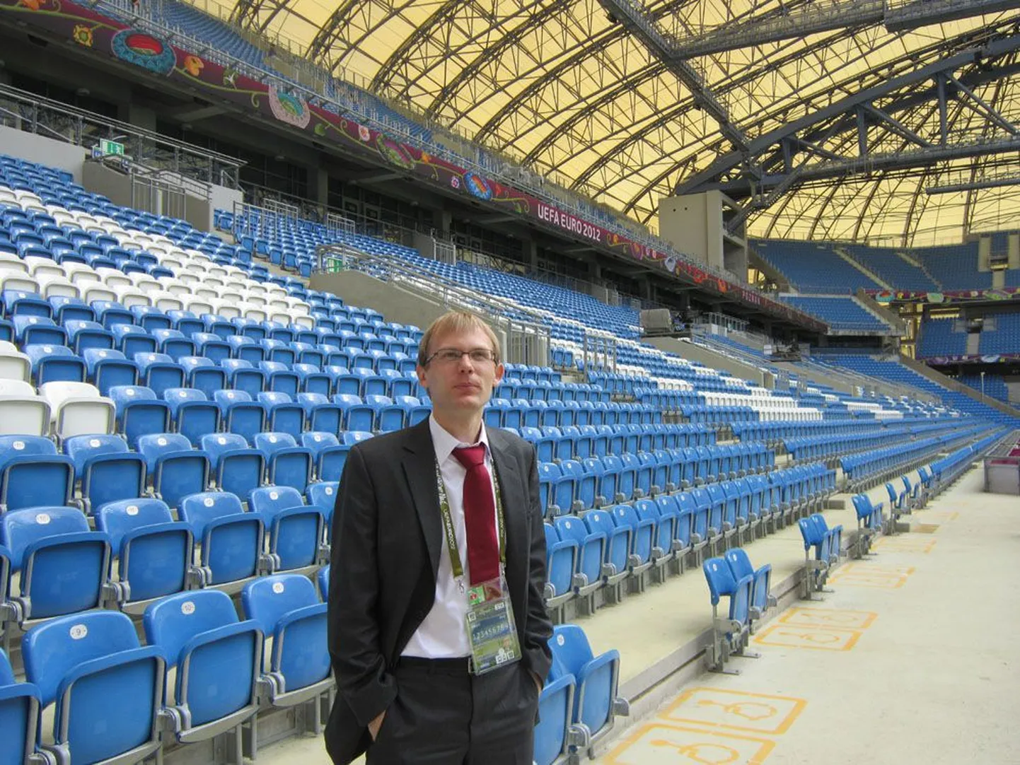 Руководитель пресс-службы Эстонского футбольного союза Михкель Уйболехт во время финального турнира чемпионата Европы 2012 работает на стадионе в Познани.