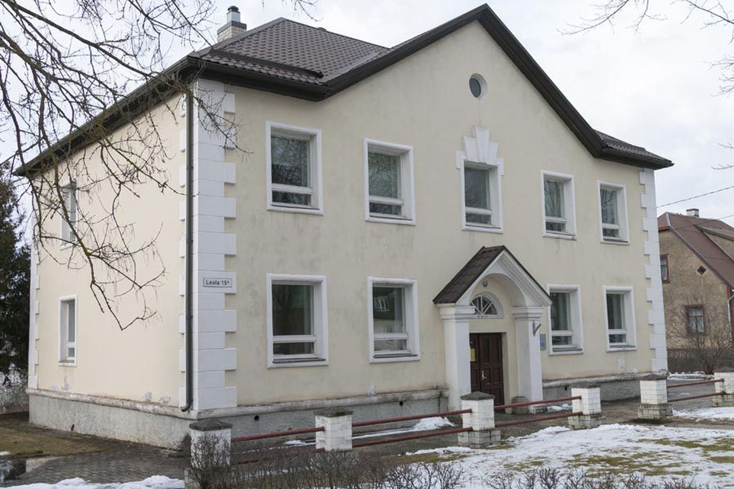 Aastaid tagasi oli Leola tänav 15a maja maaparandusbüroo hoone. Suveni tegutseb seal Viljandi kutseõppekeskuse täiskasvanute koolituskeskus. Nüüd küsib laienev Viljandi vald ministeeriumilt hoonet endale.