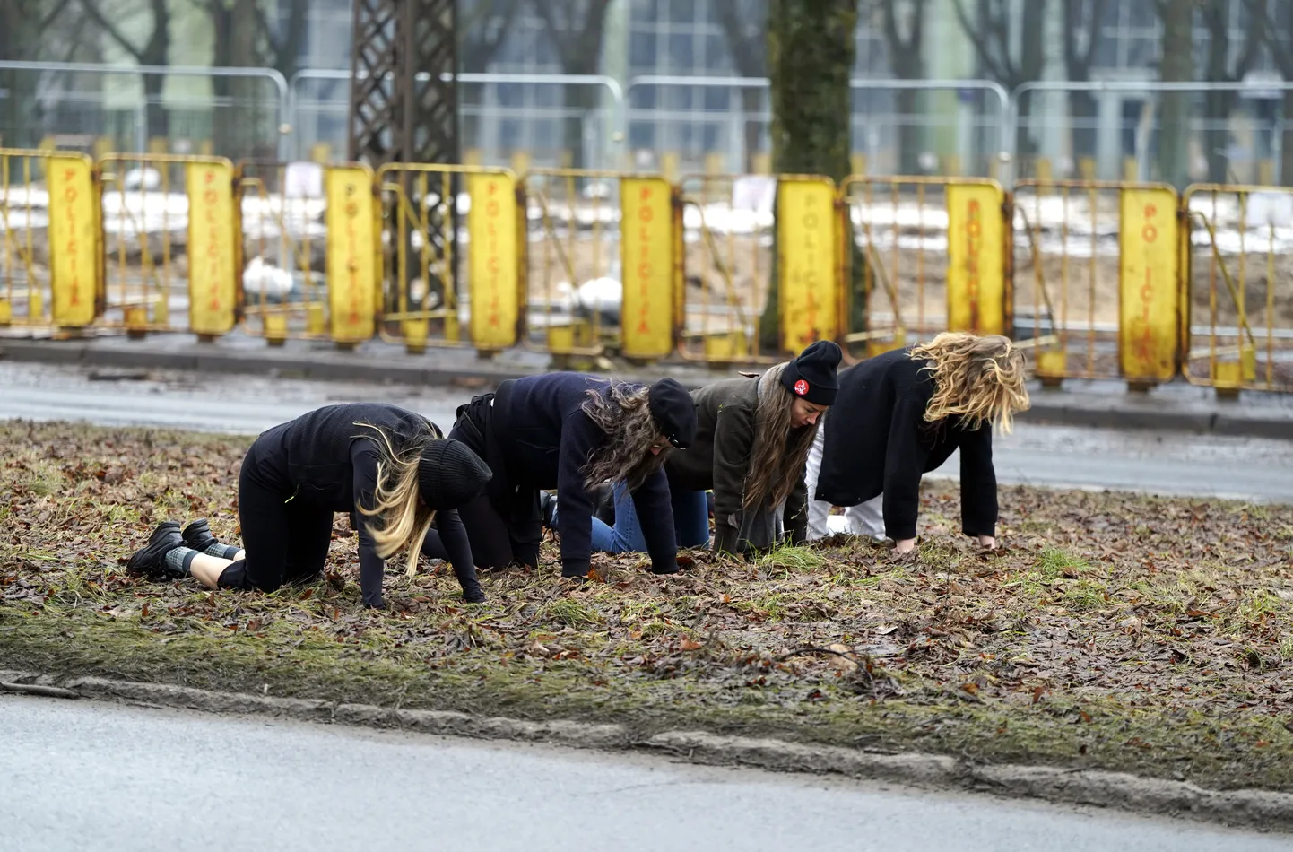 Zviedru mākslinieces Emmas Beklundas zibakcija - performance "Renegāti" pie Uzvaras parka.