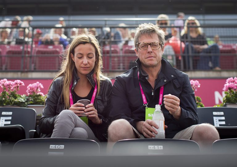 Hugh Grant ja Anna Eberstein Bastadi tenniseturniiril 2014.