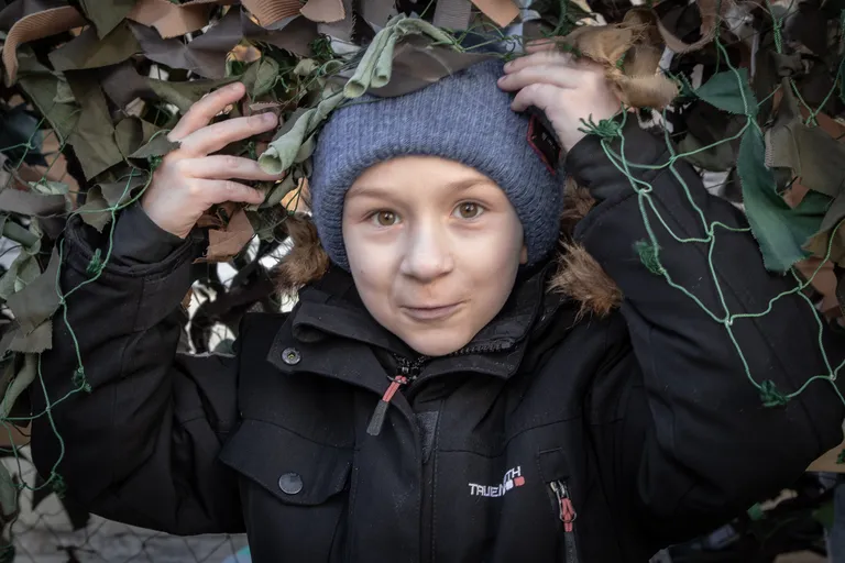 Ukraina naistel olid lapsed kaasas, nemadki pingutasid ja pusisid kannatlikult, et oma pisukene panus anda. Leia Facebooki grupp «Aitan kaitsta – teeme koos varjevõrke!» ja pane käed külge.