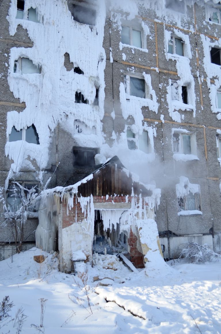 Venemaal Irkutskis kattus endine ühiselamu osaliselt jääga