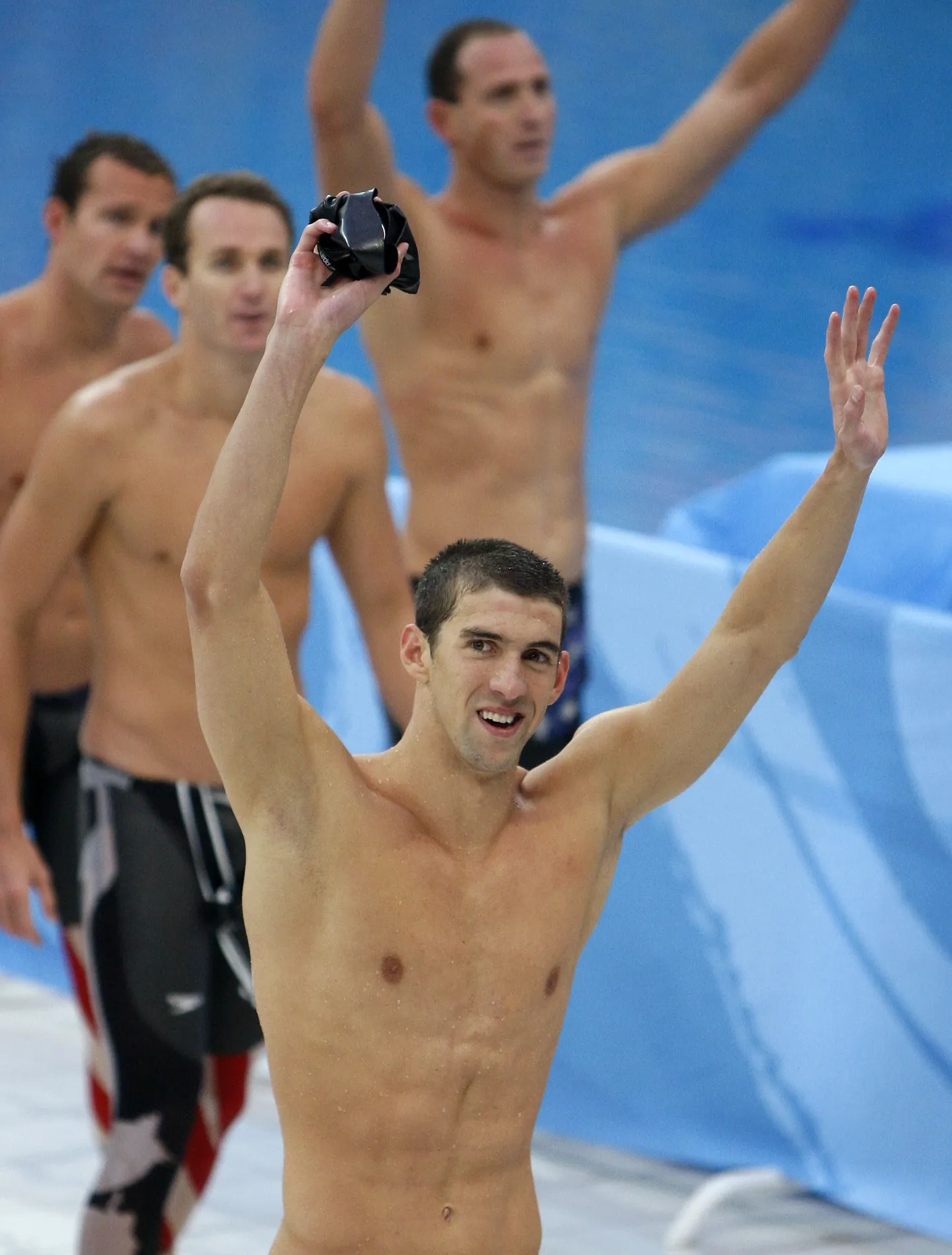 Michael Phelps koos võistkonnakaaslastega.