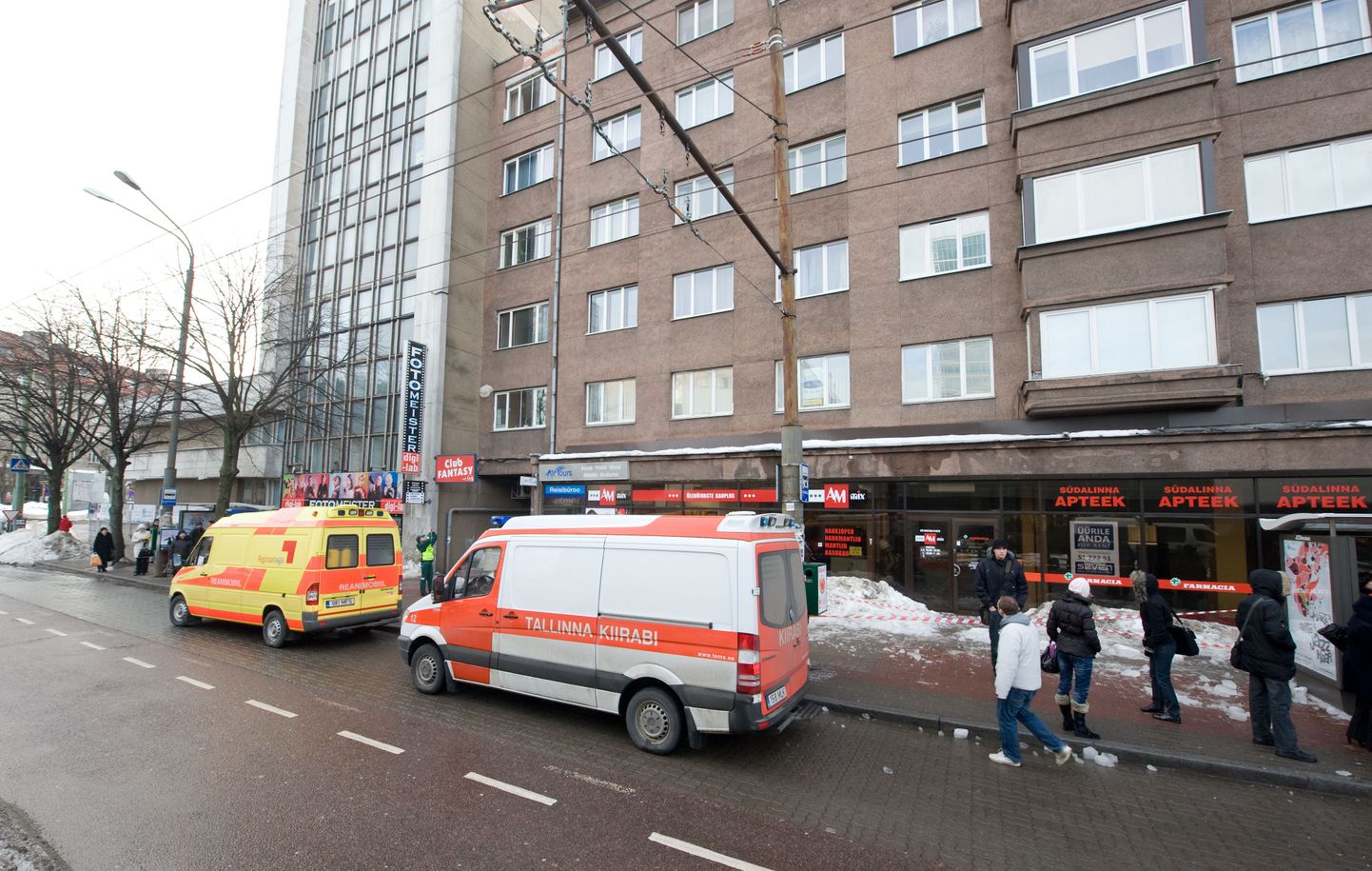 Kiirabi Tallinna kaubamaja trollipeatuses, kus tütarlapsele jääkamakas pähe kukkus.