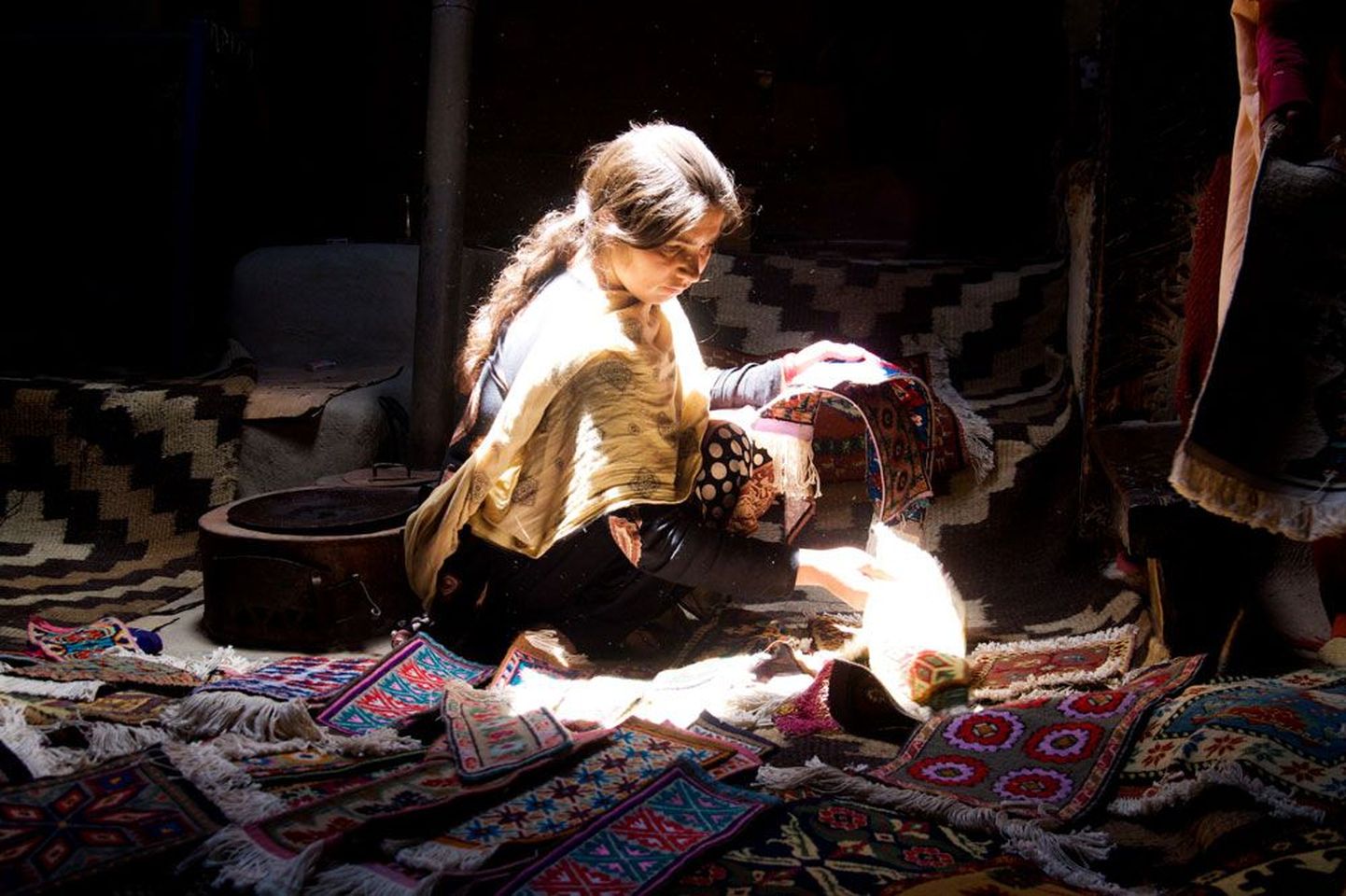 Pakistanis asuva Hunza oru naised meisterdavad vaipu ja lisavad pere eelarvesse oma panuse.
