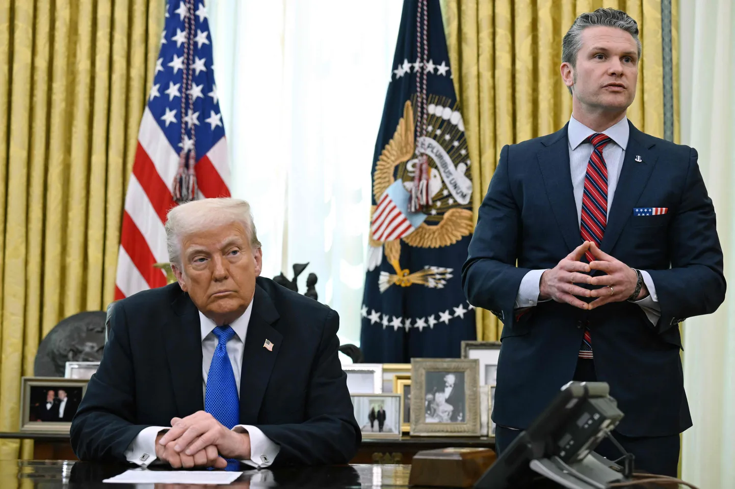 Ameerika Ühendriikide president Donald Trump ja kaitseminister Pete Hegseth Ovaalkabinetis.