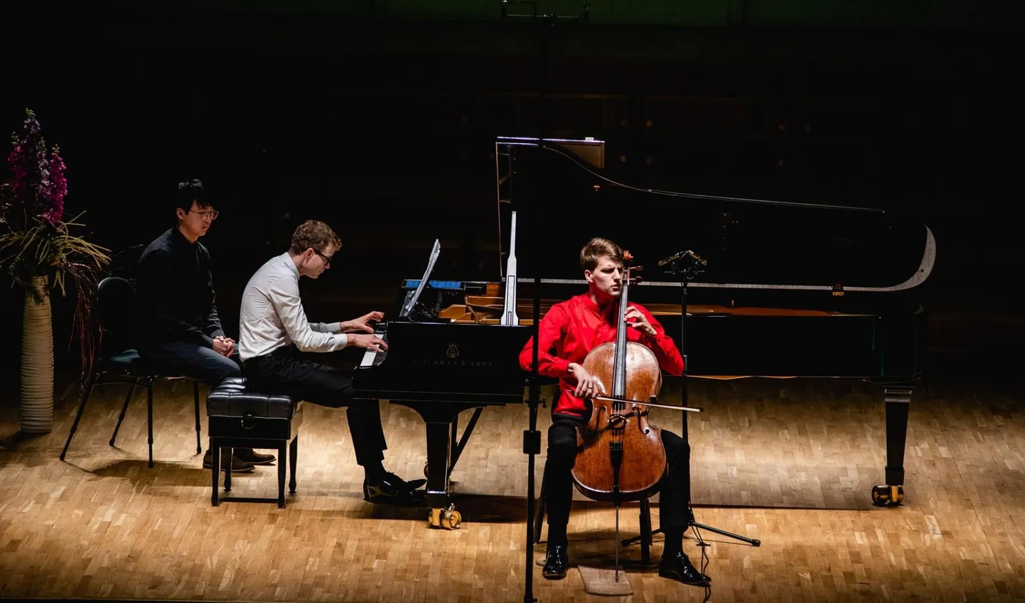 Rahvusvaheliste konkursside laureaat ja esimese EILi «Aasta interpreedi» preemia saaja Marcel Johannes Kits esineb «Virmaliste» festivalil. Klaveril Sten Heinoja.